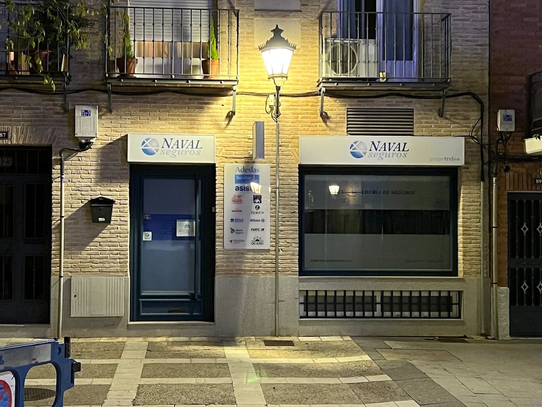 Oficina de Navalseguros de noche